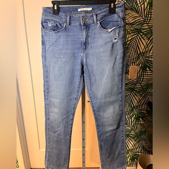 Levi’s Women’s Classic Straight Jeans Light Wash 6 - Picture 2 of 9